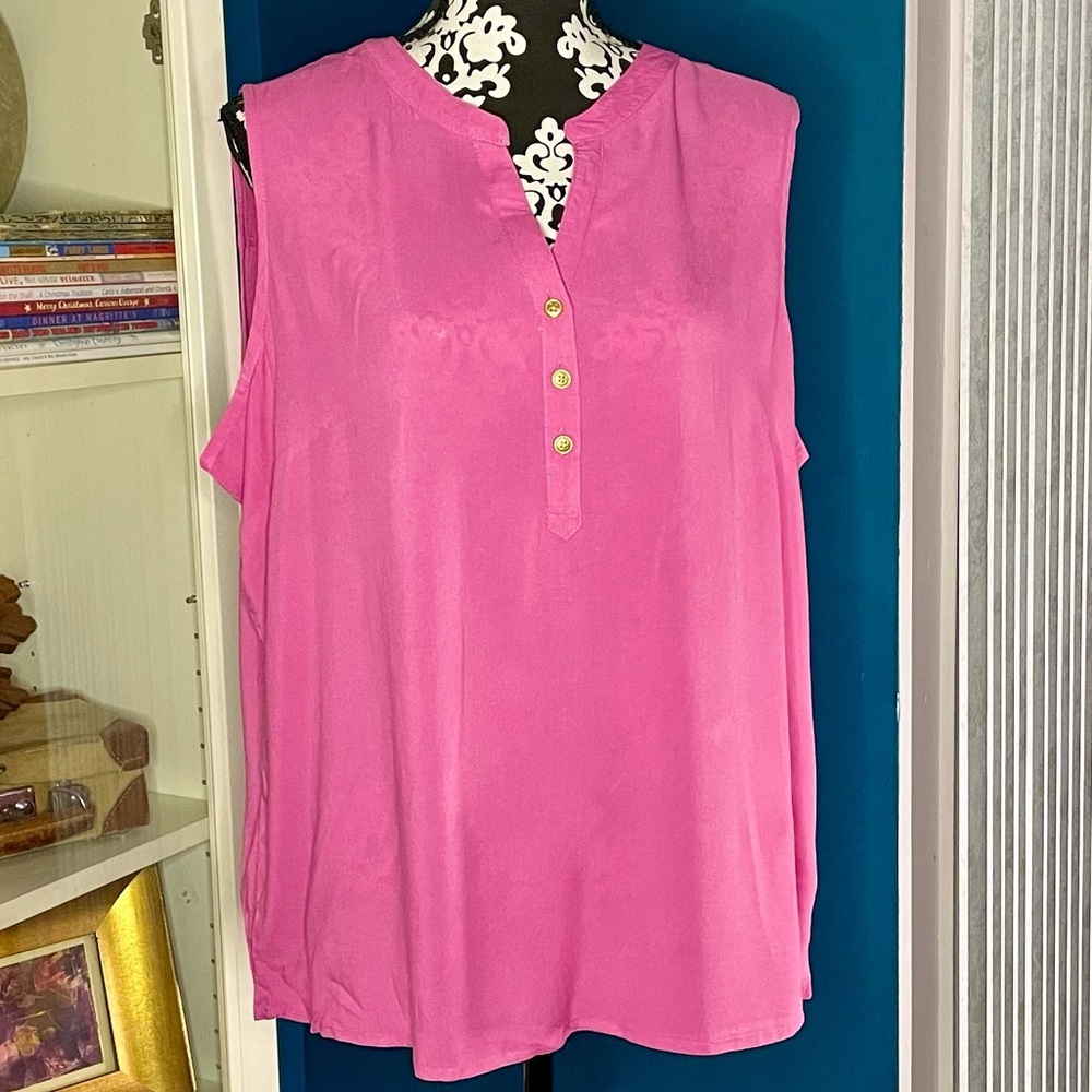 NWT Fresh Sleeveless 3-Button Top​